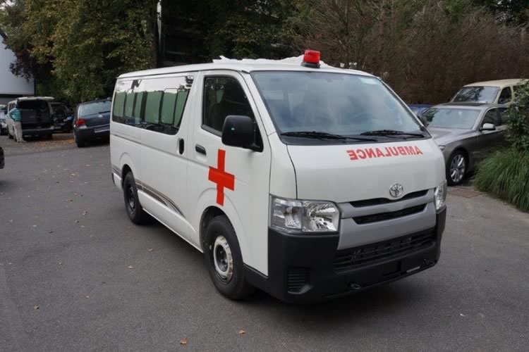 Toyota Hiace converted into an ambulance for Africa - pics 1