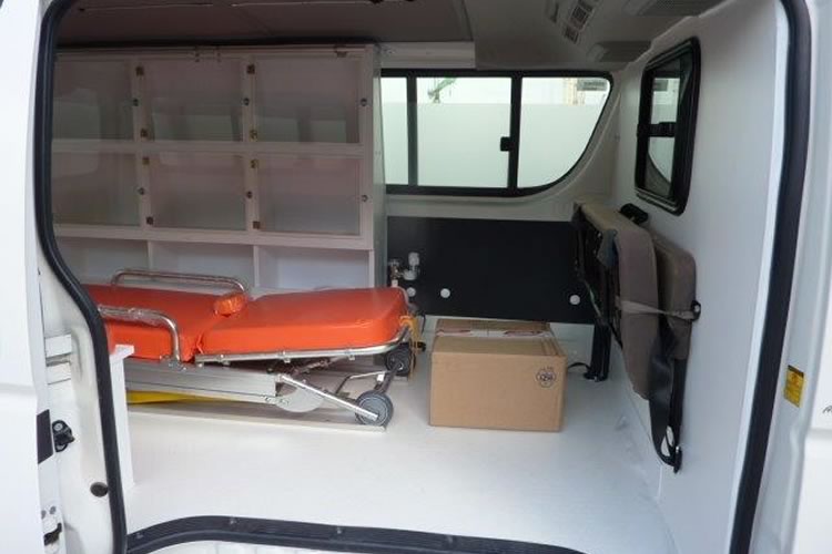 Toyota Hiace converted into an ambulance for Africa - pics 2