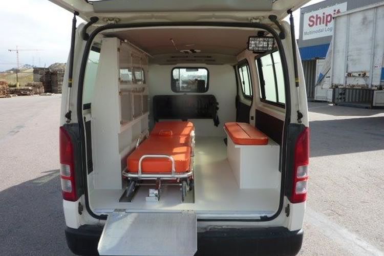 Toyota Hiace converted into an ambulance for Africa - pics 3