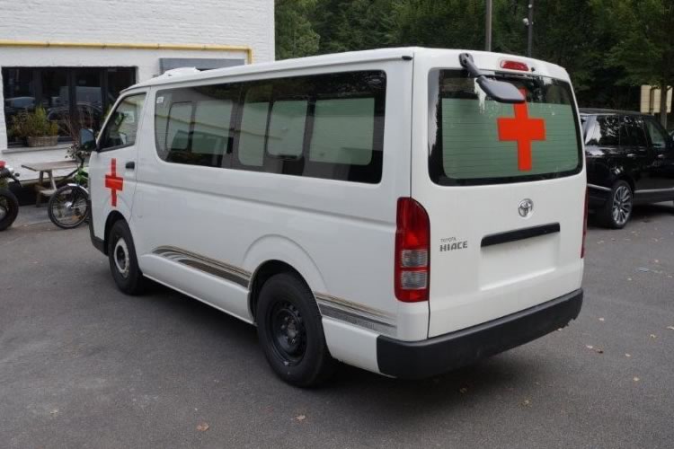 Toyota Hiace converted into an ambulance for Africa - pics 4