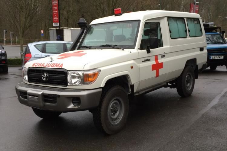 Toyota Land Cruiser 78 transformed into an Ambulance for Africa - pics 1