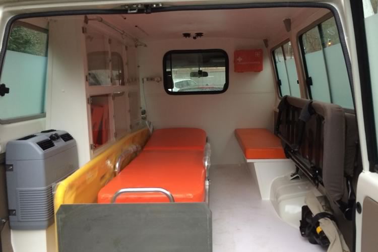 Toyota Land Cruiser 78 transfromé en Ambulance pour l'Afrique - pics 2