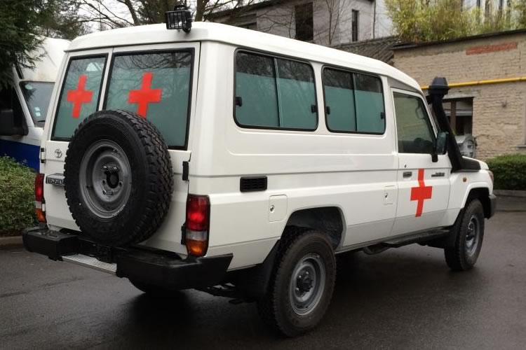 Toyota Land Cruiser 78 transformed into an Ambulance for Africa - pics 4